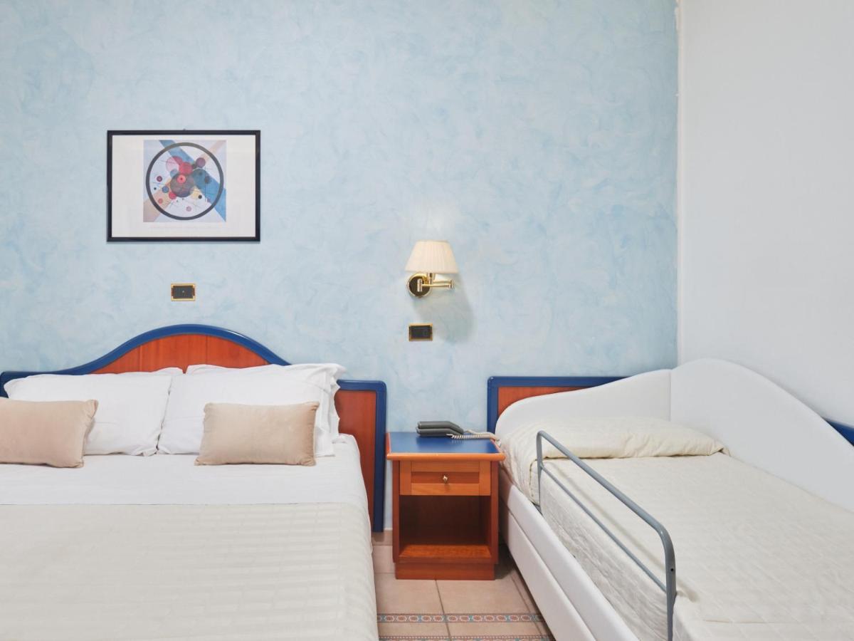 Hotel Ascot Riccione Bagian luar foto