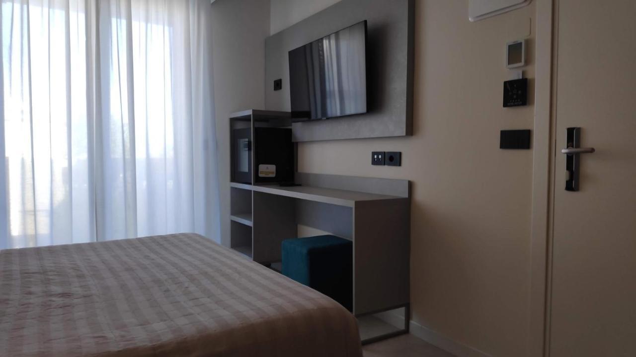 Hotel Ascot Riccione Bagian luar foto