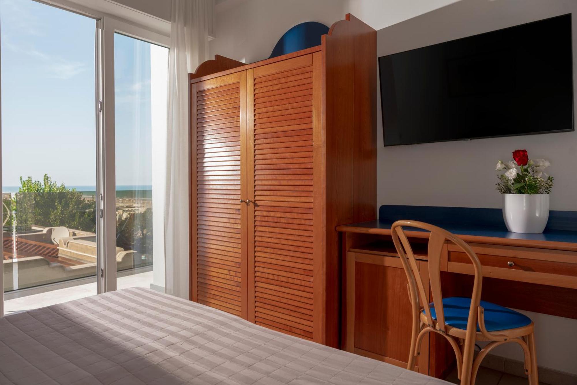 Hotel Ascot Riccione Bagian luar foto